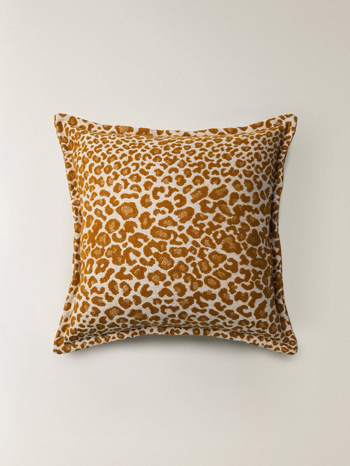 Melo Leopar Desenli Kırlent Kılıfı (45 x 45 cm) Melo Leopar Desenli Kırlent Kılıfı (45 x 45 cm) - Görsel 1