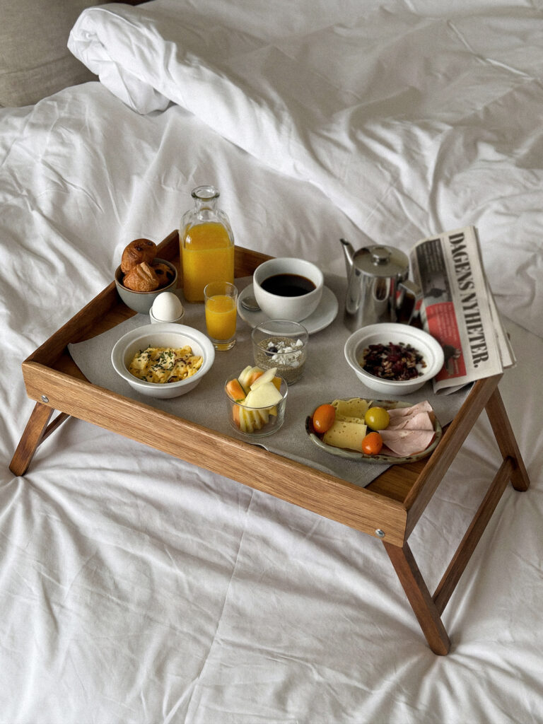 Carlin Ayaklı Akasya Tepsi (45 x 30 cm)