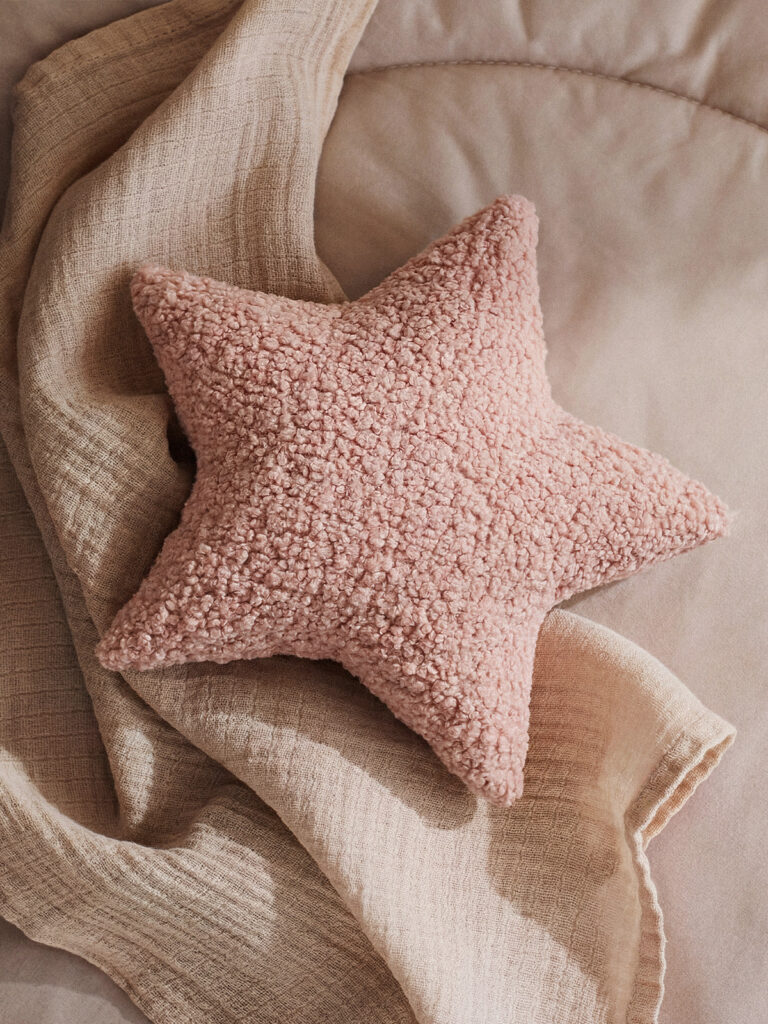Pembe Yıldız Formlu Yastık (28 x 37 cm)