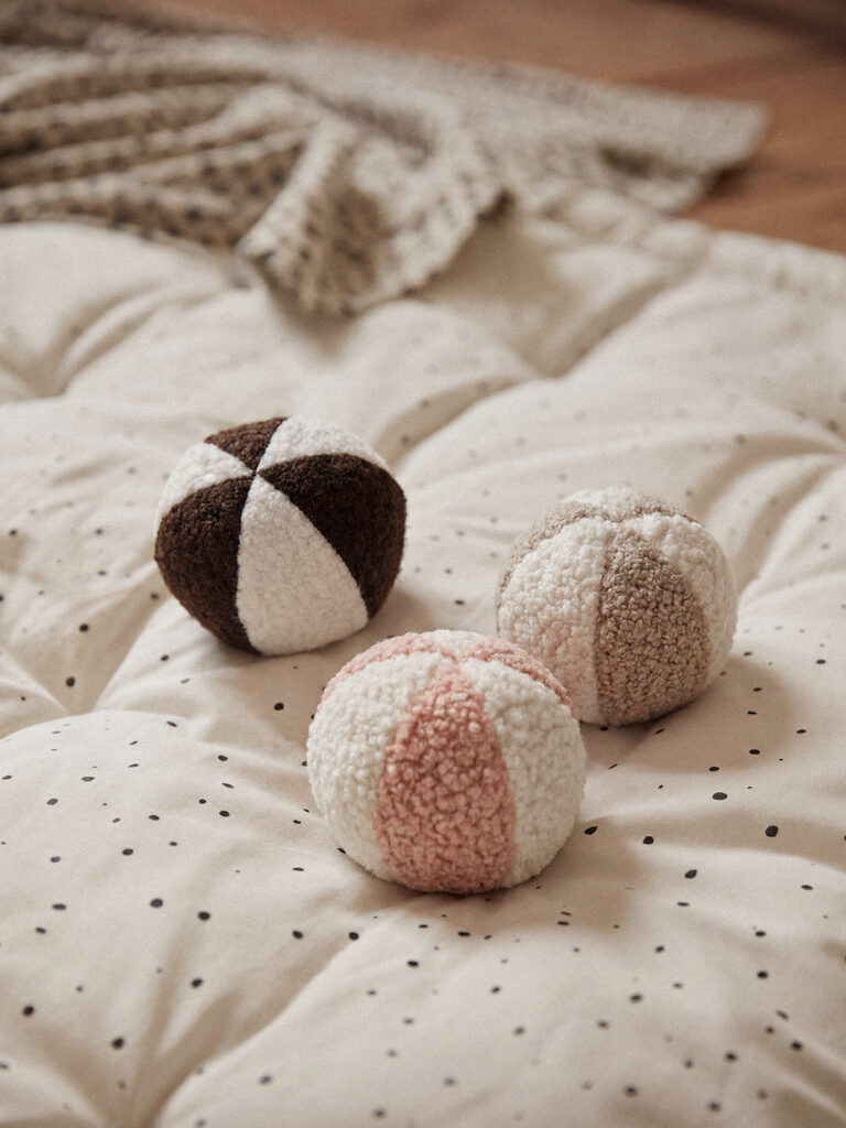 Açık Kahve Çıngıraklı Top (14 cm)