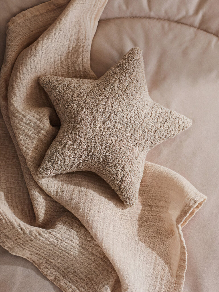 Açık Kahve Yıldız Formlu Yastık (28 x 37 cm)