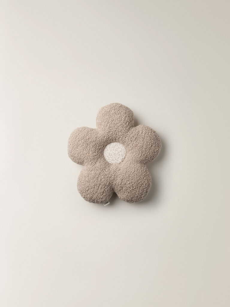 Açık Kahve Papatya Formlu Yastık (35 x 35 cm)